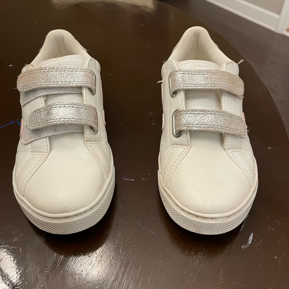 Veja, like new, size 3